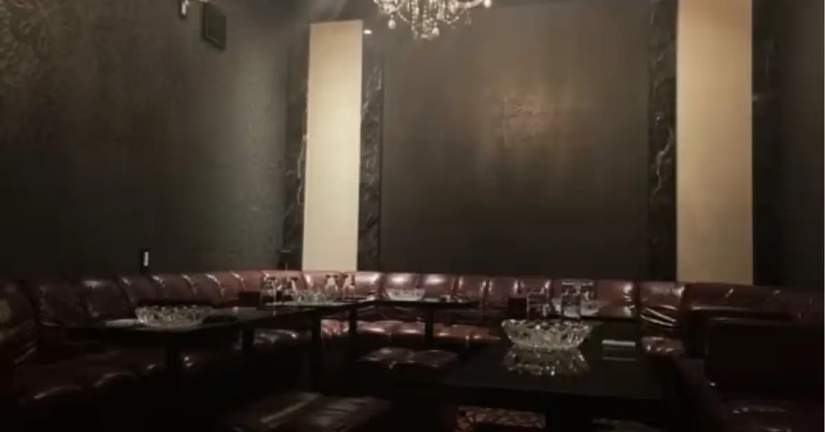 千葉 富士見町 スイビ（粋美）のVIPルームをテーブル側から撮影した店内内装