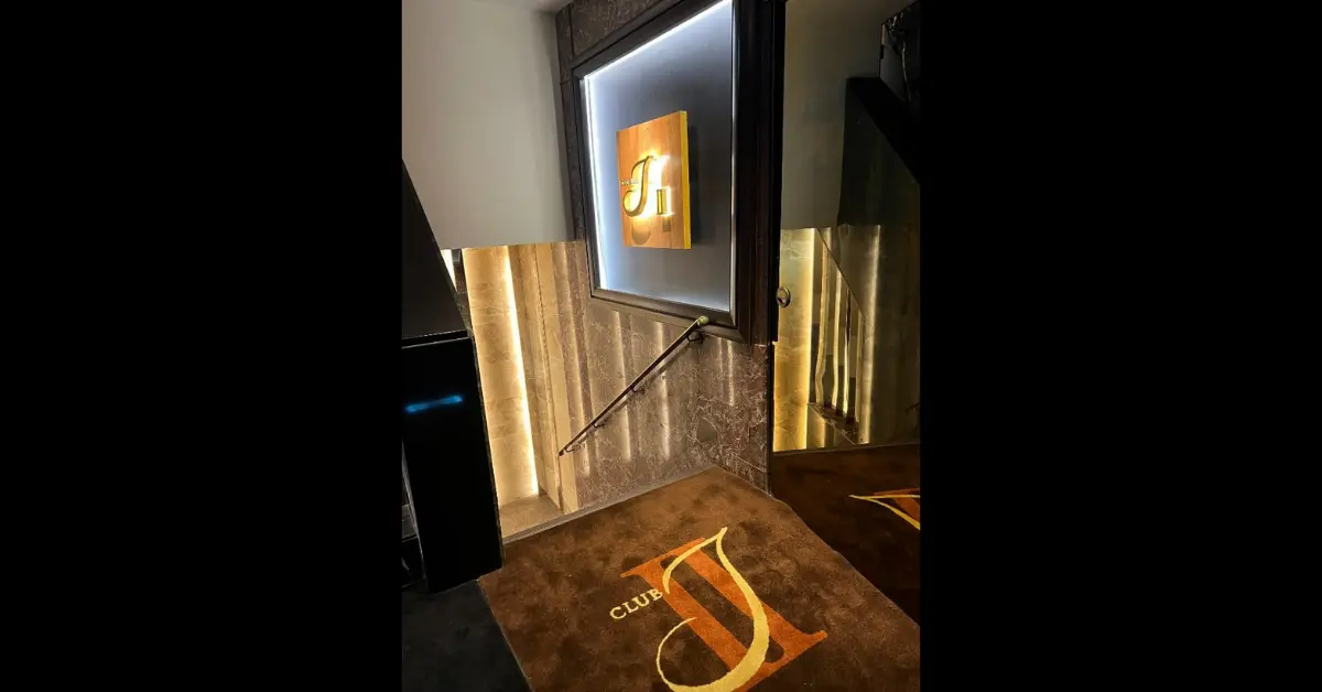 銀座クラブジェイII（J2）のエントランスを撮影した店内内装