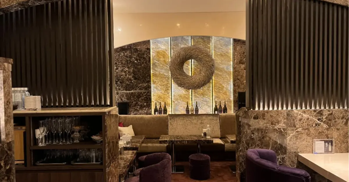 銀座クラブジェイII（J2）のメインフロアを通路側から撮影した店内内装