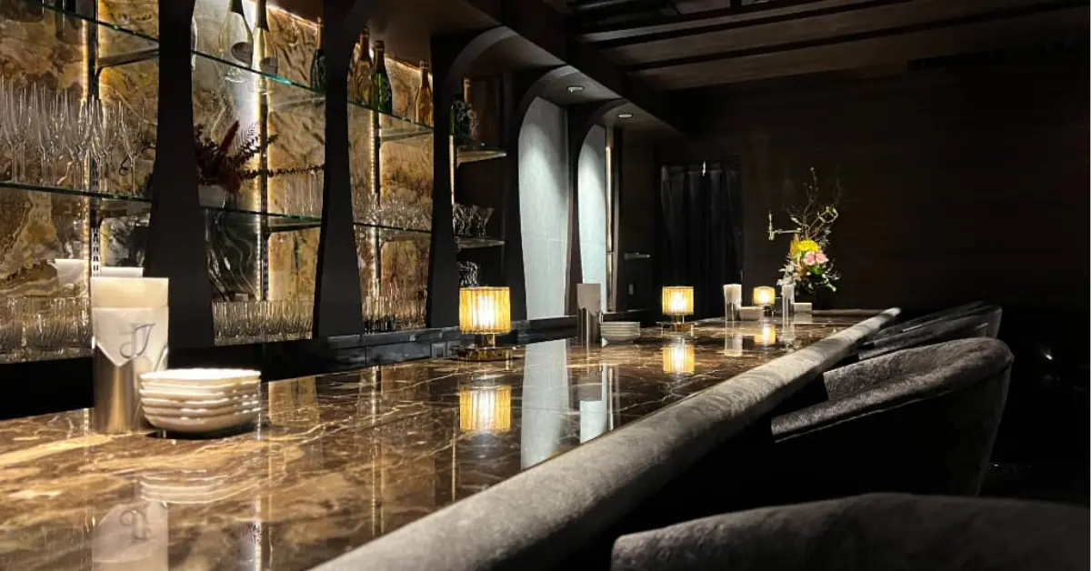 銀座クラブジェイII（J2）のメインフロアをカウンター側から撮影した店内内装