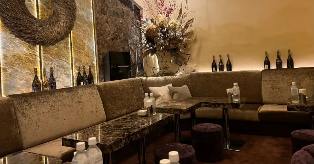 銀座クラブジェイII（J2）のメインフロアをソファ側から撮影した店内内装