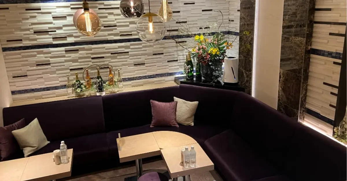 銀座クラブジェイII（J2）のメインフロアをテーブル側から撮影した店内内装