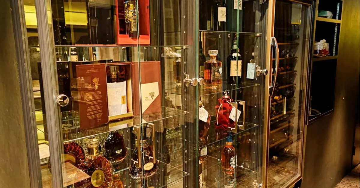 銀座ココ（Club coco）のボトルディスプレイを撮影した店内内装