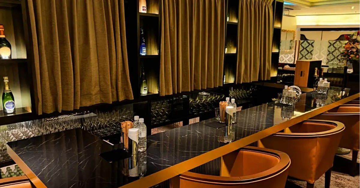 銀座ココ（Club coco）のカウンターを撮影した店内内装