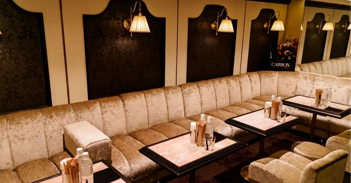 銀座ココ（Club coco）のメインフロアを通路側から撮影した店内内装