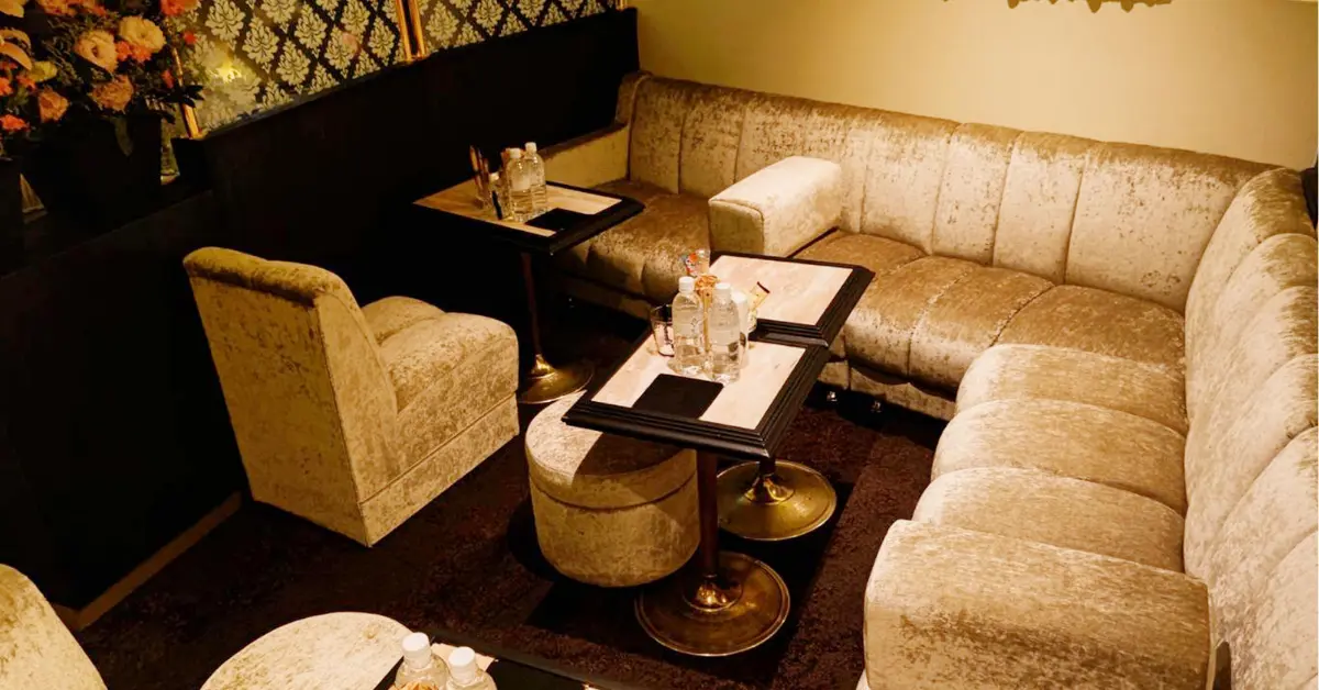 銀座ココ（Club coco）のメインフロアをソファ側から撮影した店内内装