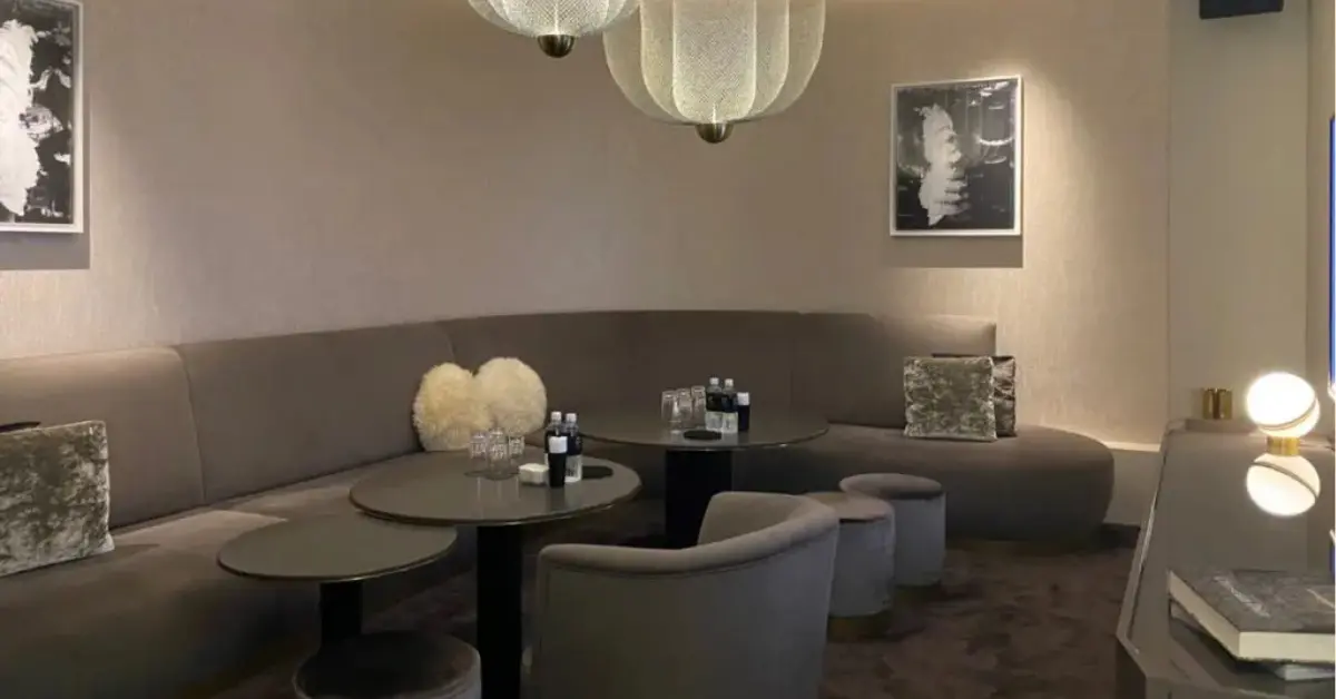 銀座フジタニ（藤谷）のメインフロアを通路側から撮影した店内内装