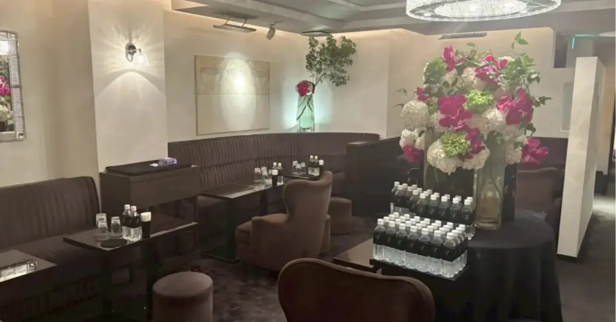 銀座フジタニ（藤谷）のメインフロアを撮影した店内内装