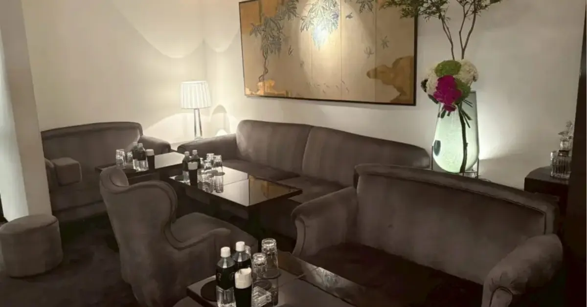 銀座フジタニ（藤谷）のメインフロアをソファ側から撮影した店内内装