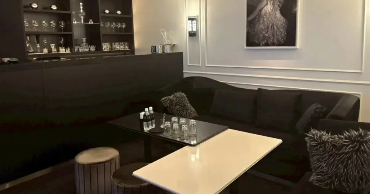 銀座フジタニ（藤谷）のメインフロアをテーブル側から撮影した店内内装