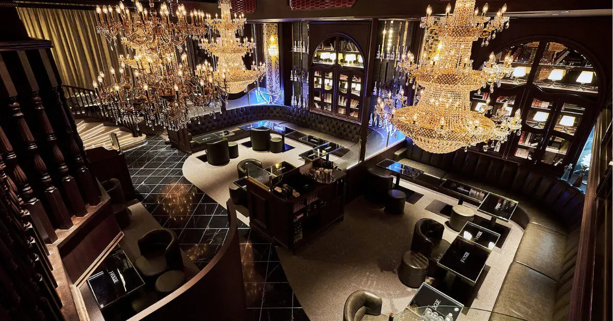 銀座ジェイヴォーグ（J-VOGUE）のメインフロアを通路側から撮影した店内内装