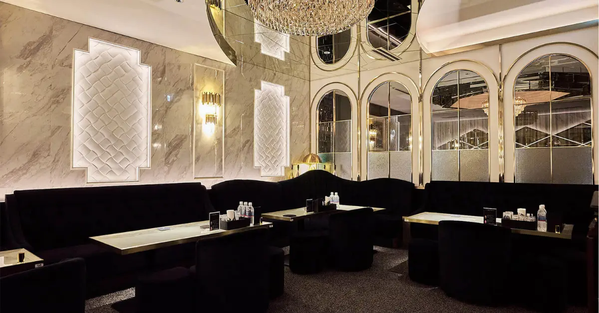 銀座ジェイヴォーグ（J-VOGUE）のメインフロアをソファ側から撮影した店内内装