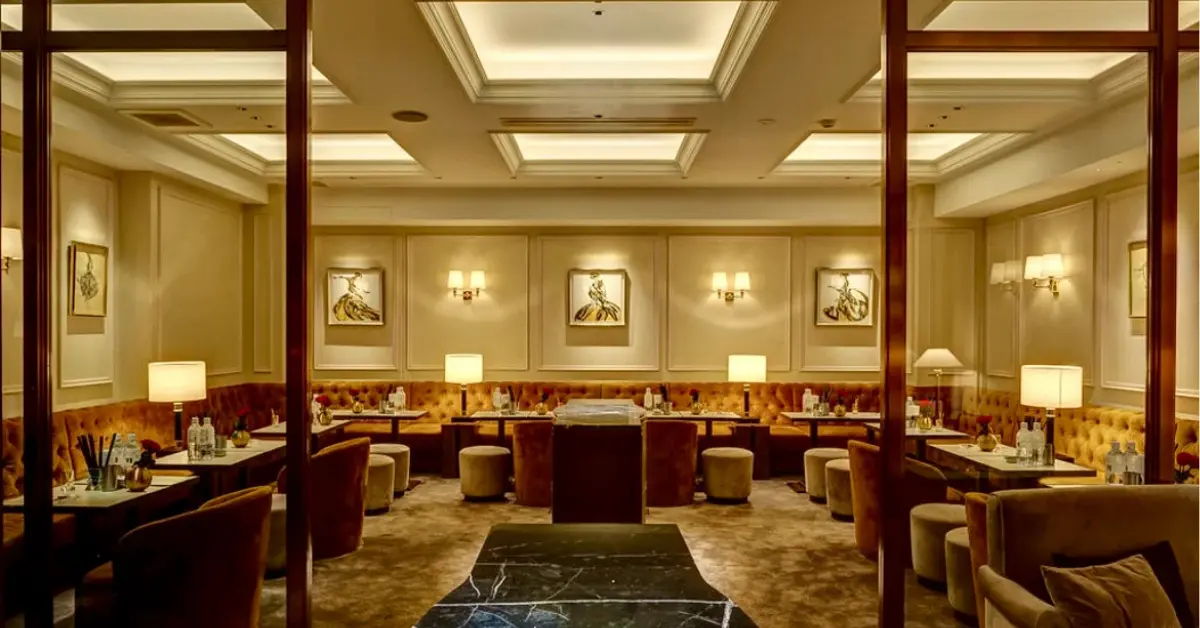 銀座ル・ムッシュ（Club Le Monsieur）のメインフロアを通路側から撮影した店内内装