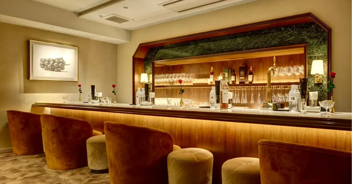 銀座ル・ムッシュ（Club Le Monsieur）のメインフロアをカウンター側から撮影した店内内装