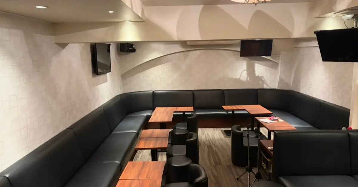 {銀座 レキシア(LEXCIA)}のメインフロアをソファ側から撮影した店内内装