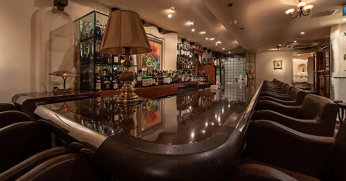 銀座マイコ（麻衣子）のメインフロアカウンターを撮影した店内内装