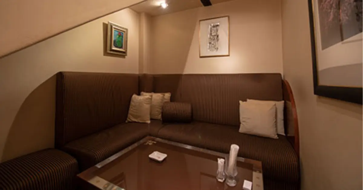 銀座マイコ（麻衣子）のメインフロアをテーブル側から撮影した店内内装