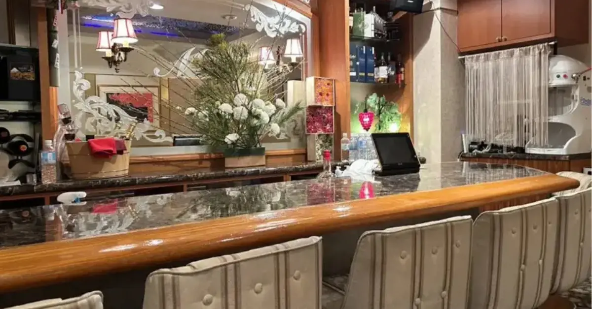 銀座ミラージュ（Club MIrage）のメインフロアカウンターを撮影した店内内装