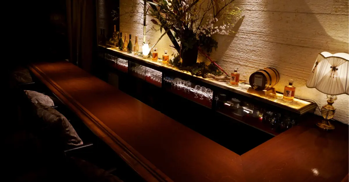 銀座ミラジュール（Club Mirazur）のメインフロアカウンターを撮影した店内内装