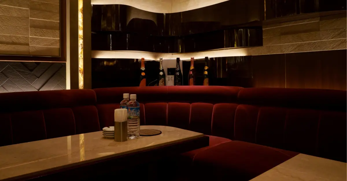 銀座ミラジュール（Club Mirazur）のメインフロアをテーブル側から撮影した店内内装