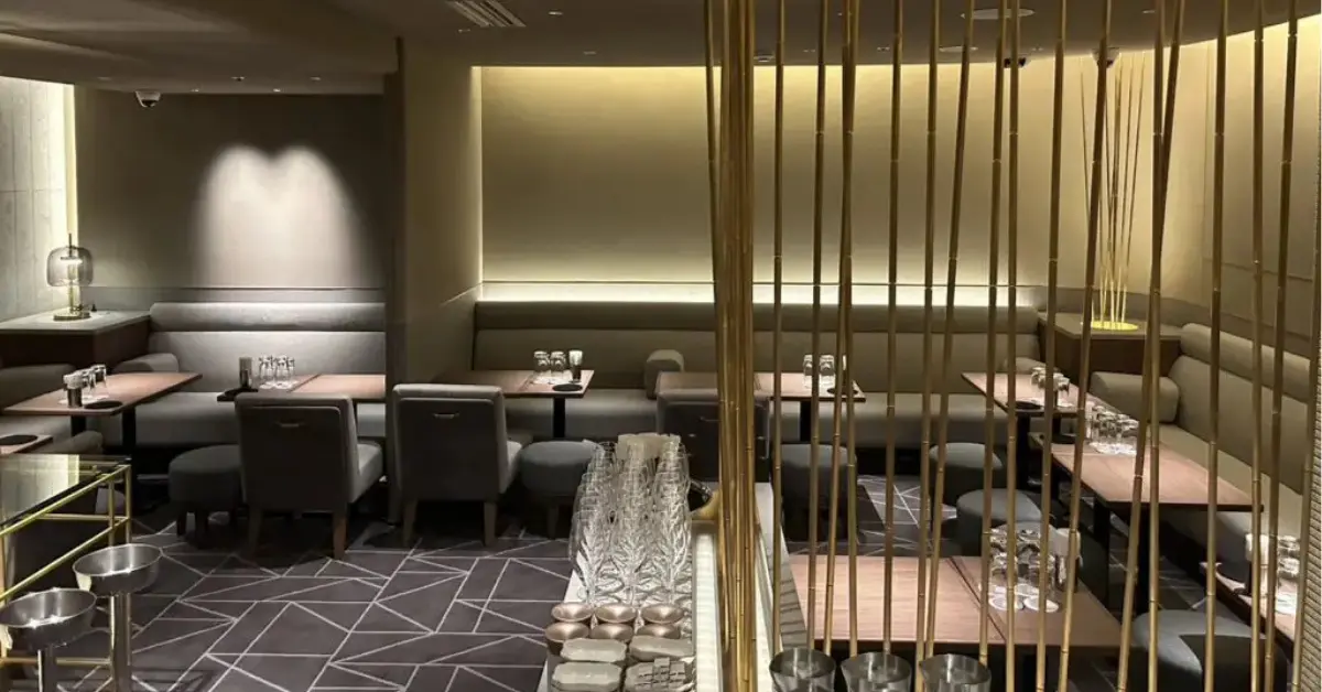 銀座ナギ（七凪）のメインフロアを通路側から撮影した店内内装