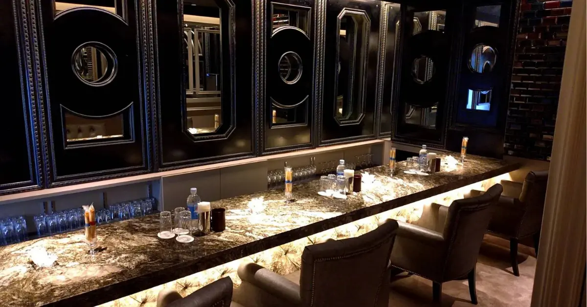 銀座オル（OLU）のメインフロアカウンターを撮影した店内内装