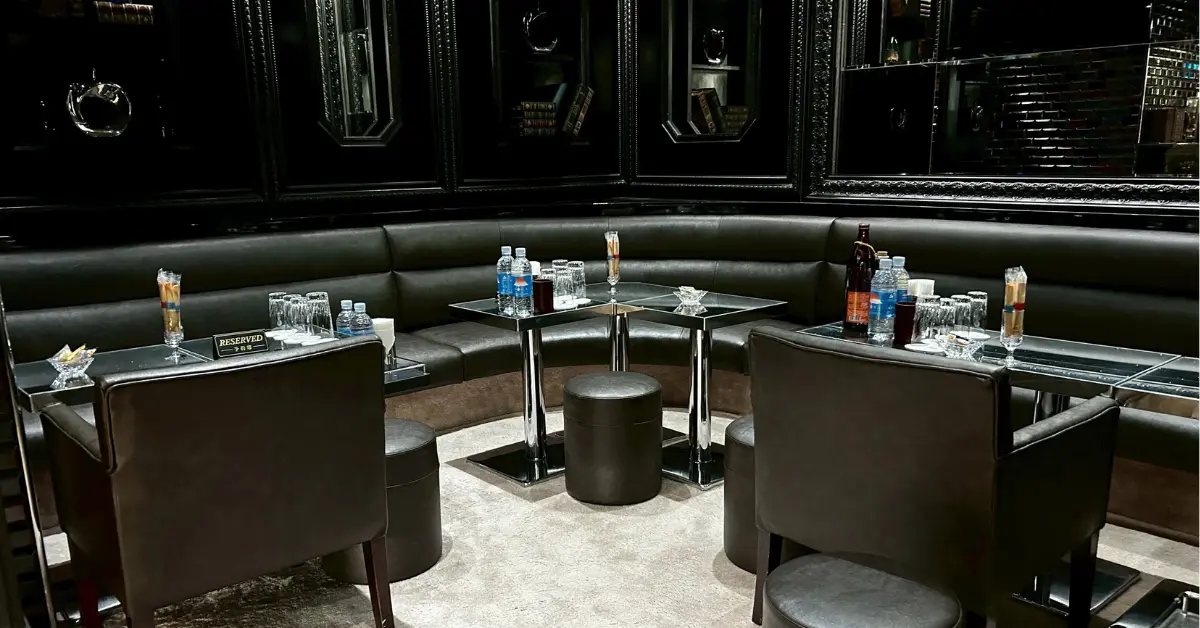 銀座オル（OLU）のメインフロアを撮影した店内内装