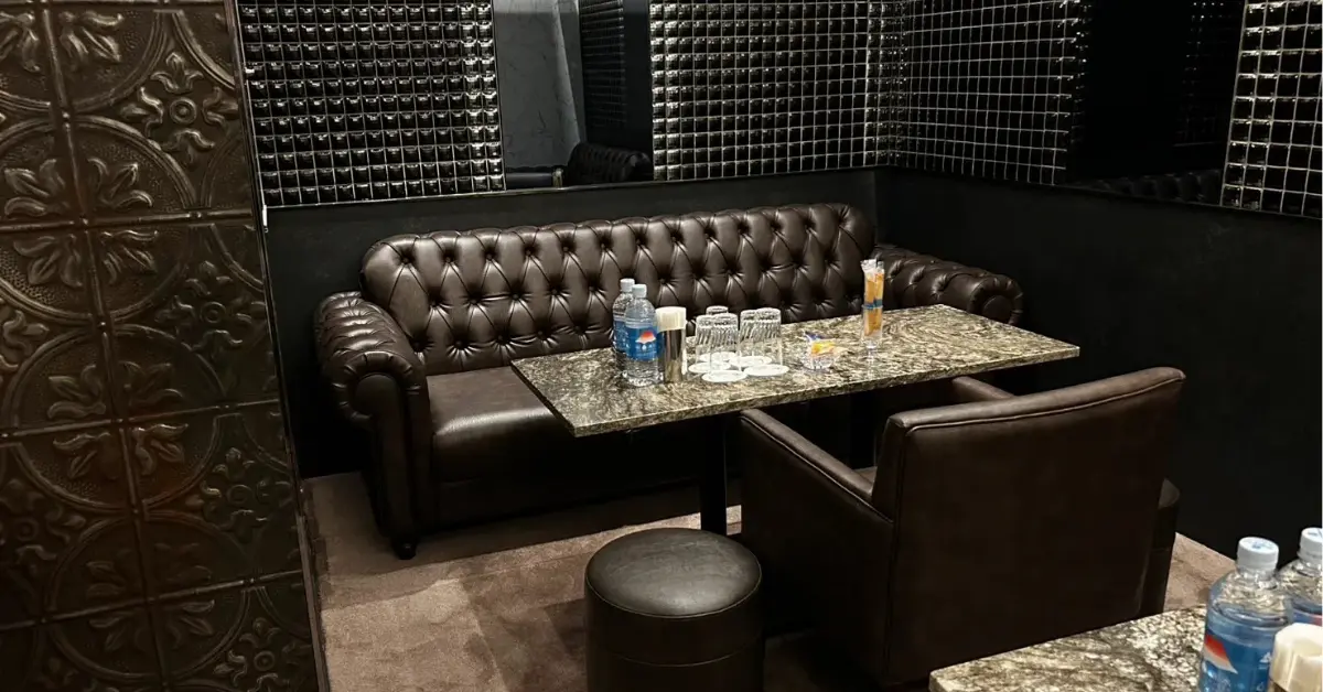 銀座オル（OLU）のメインフロアをテーブル側から撮影した店内内装