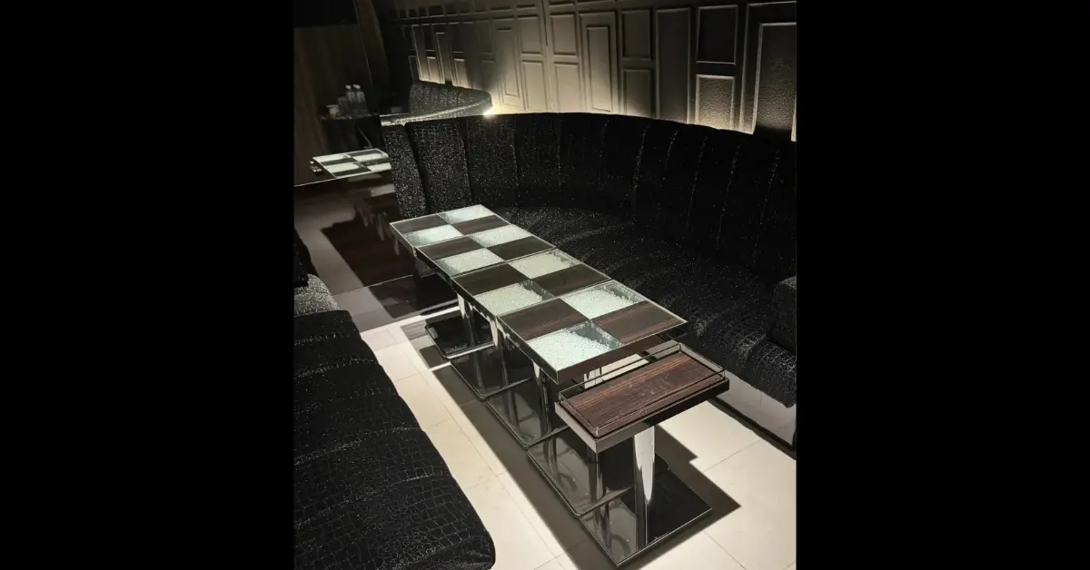 銀座オル（OLU）のVIPルームをテーブル側から撮影した店内内装