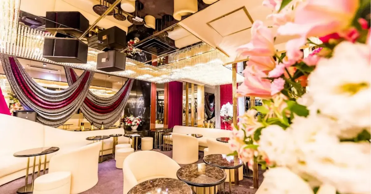 銀座オロオロ（OROORO）のメインフロアを通路側から撮影した店内内装