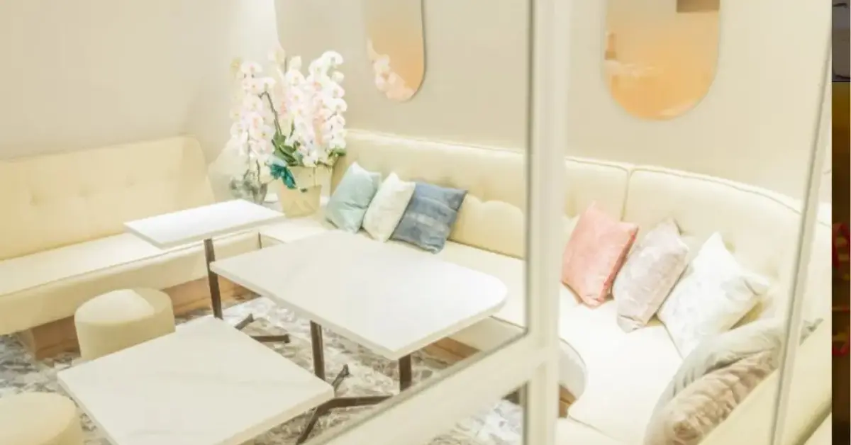 銀座オロオロ（OROORO）のメインフロアをソファ側から撮影した店内内装