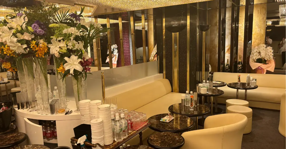 銀座オロオロ（OROORO）のメインフロアをテーブル側から撮影した店内内装