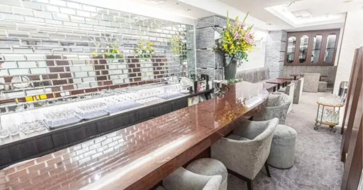 銀座オロオロセカンド（OROORO second）のメインフロアをカウンター側から撮影した店内内装