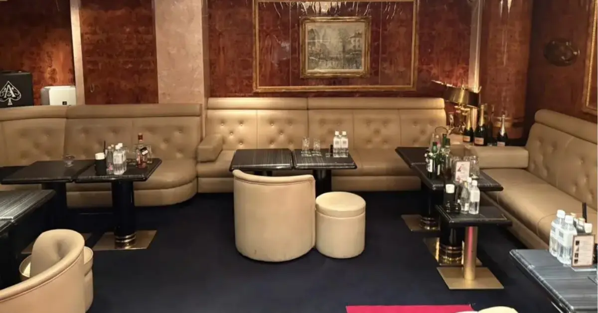 銀座ファントム（Phantom）のメインフロアを通路側から撮影した店内内装