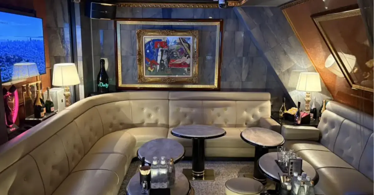 銀座ファントム（Phantom）のメインフロアをソファ側から撮影した店内内装