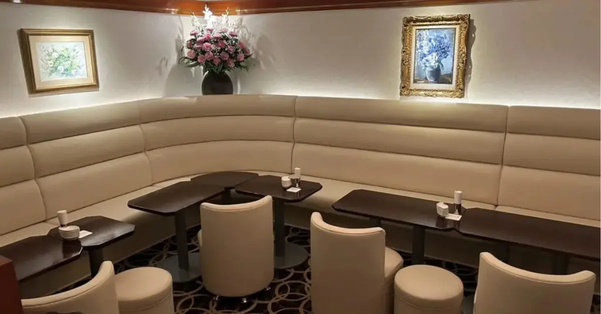 銀座ぷらてぃーな（プラティーナ）のメインフロアを通路側から撮影した店内内装