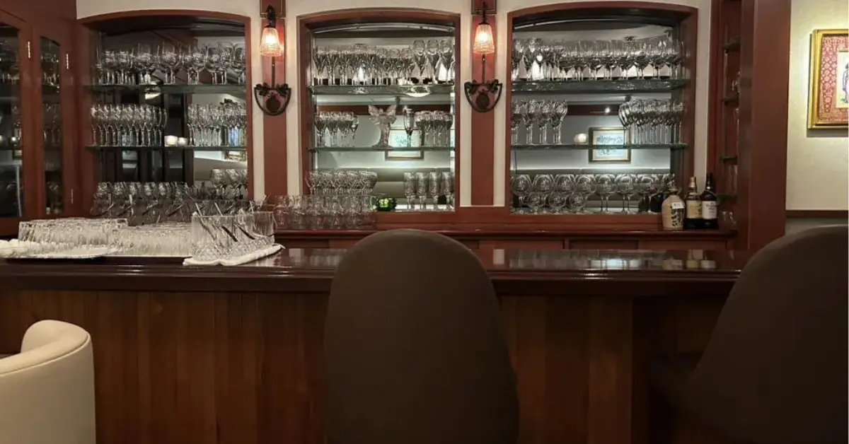 銀座ぷらてぃーな（プラティーナ）のメインフロアカウンターを撮影した店内内装