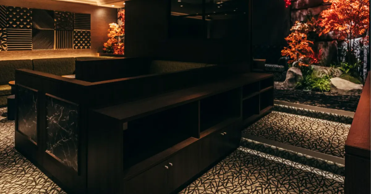 銀座ロッセ（ROSSE）のメインフロアを通路側から撮影した店内内装