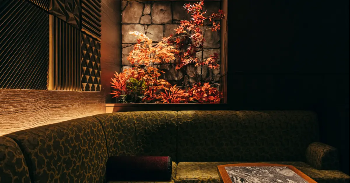 銀座ロッセ（ROSSE）のメインフロアをソファ側から撮影した店内内装