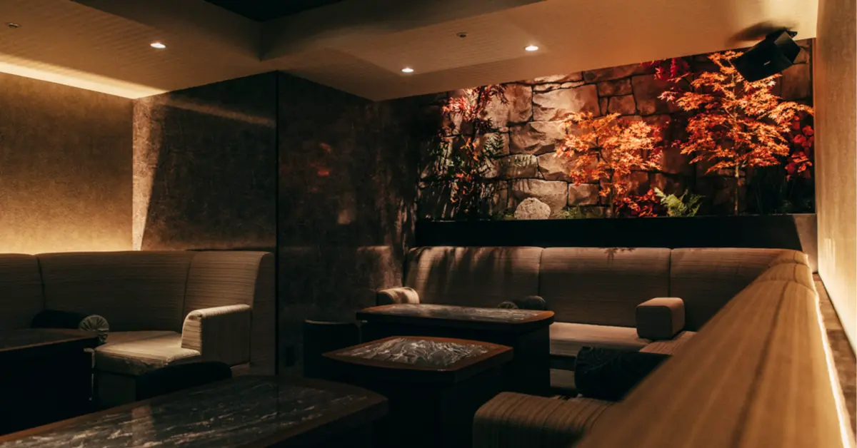 銀座ロッセ（ROSSE）のVIPルームをソファ側から撮影した店内内装