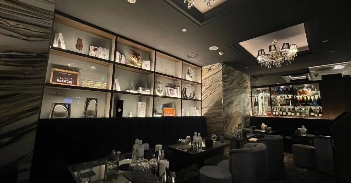 銀座セブンティセブン（Seventy Seven）のメインフロアを通路側から撮影した店内内装