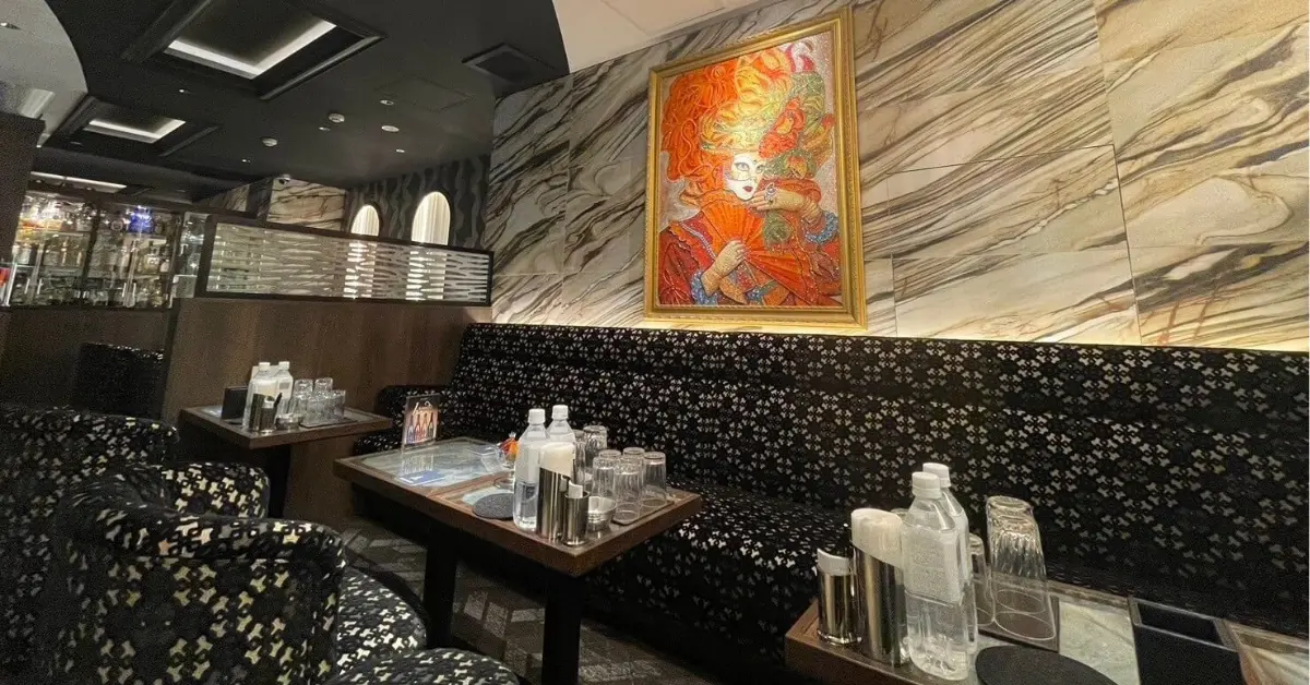 銀座セブンティセブン（Seventy Seven）のメインフロアをソファ側から撮影した店内内装