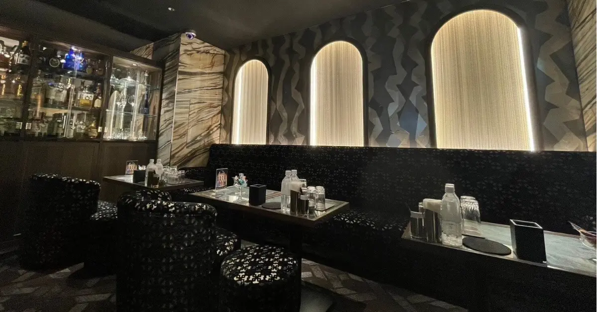 銀座セブンティセブン（Seventy Seven）のメインフロアをテーブル側から撮影した店内内装