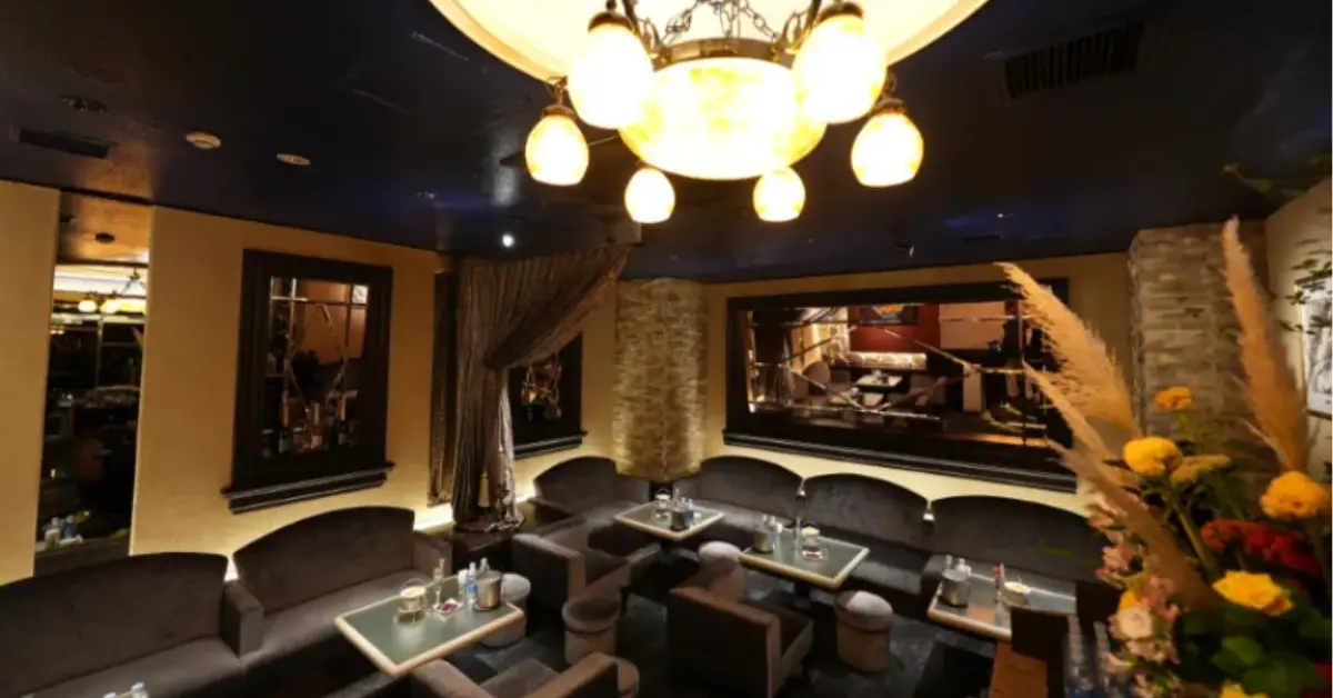 銀座ソシエグラン（Socie GLAM）のメインフロアを通路側から撮影した店内内装