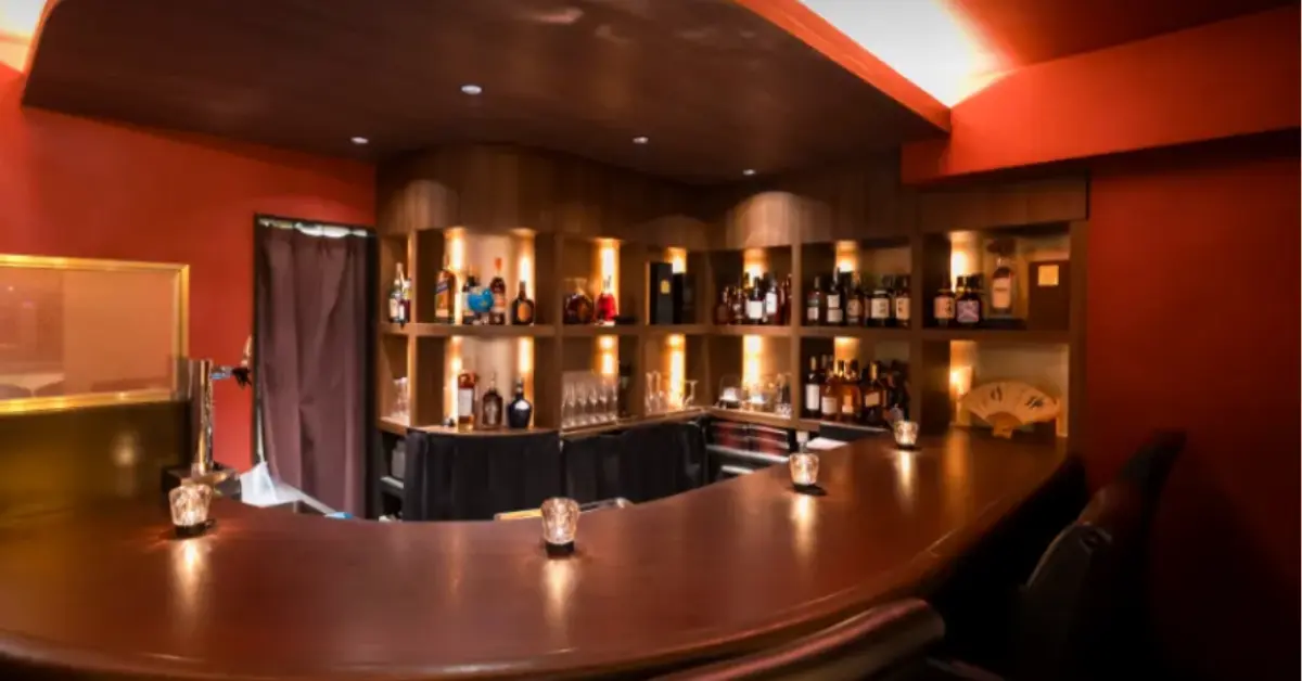 銀座ソシエグラン（Socie GLAM）のメインフロアをカウンター側から撮影した店内内装