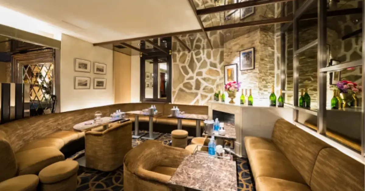 銀座ソシエグラン（Socie GLAM）のメインフロアをソファ側から撮影した店内内装