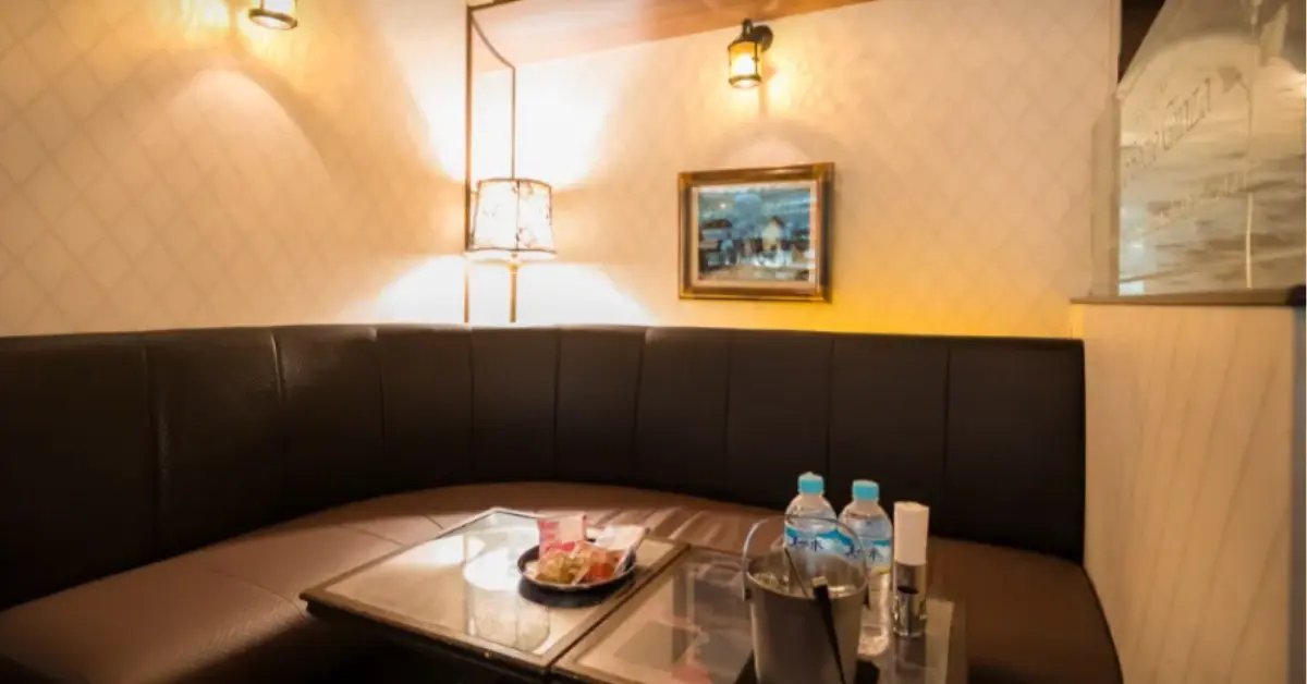 銀座ソシエ（club socie）のメインフロアを通路側から撮影した店内内装