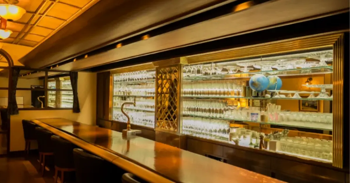 銀座ソシエ（club socie）のメインフロアをカウンター側から撮影した店内内装