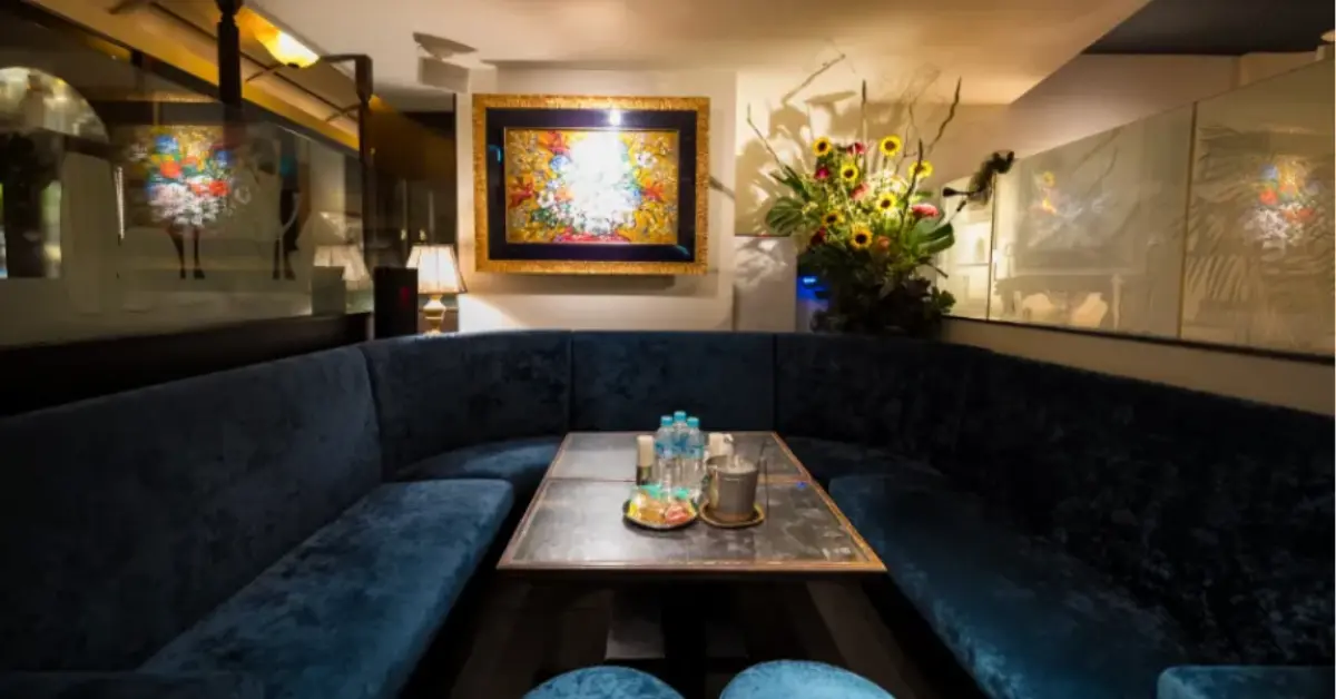 銀座ソシエ（club socie）のメインフロアをテーブル側から撮影した店内内装