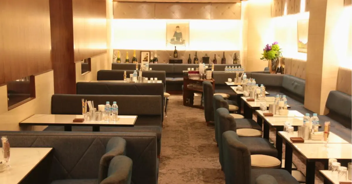 銀座サードフロアー（THIRD FLOOR）のメインフロアを通路側から撮影した店内内装